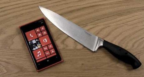 Giocare a Fruit Ninja con Nokia Lumia 920 e iPhone 5 ma, con un coltello vero !!