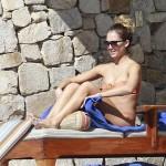 Jessica Alba in spiaggia a Cabo San Lucas01