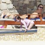 Jessica Alba in spiaggia a Cabo San Lucas07