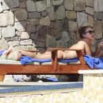 Jessica Alba in spiaggia a Cabo San Lucas08