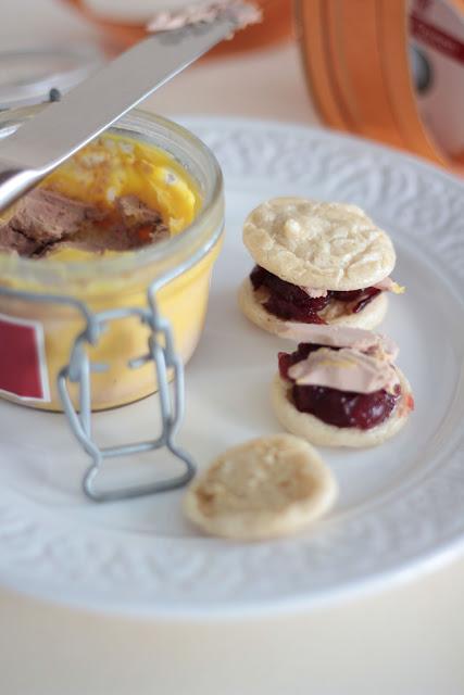 Macarons salati con foie gras e cranberry sauce