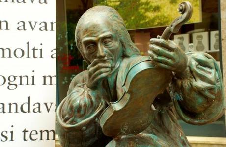 una immagine di La statua di Stradivari a Cremona 620x403 su La Magia del Violino, lo Strumento che Incantò Klee ed Hesse