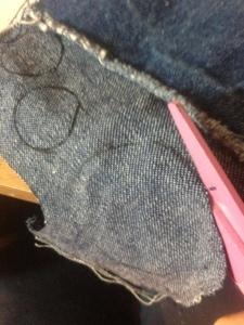 Denim riciclying ovvero come riutilizzare qualche avanzo di jeans per
creare degli accessori per i capelli