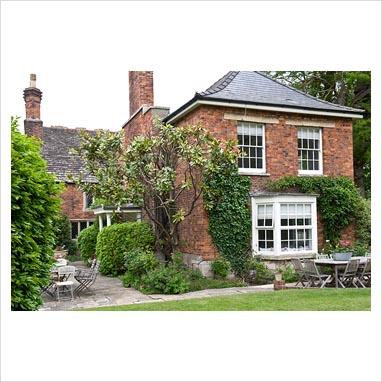 Appuntamento al cottage: bianco, lettere, pois, cuori e bunting nel Lincolnshire...