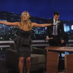 Jennifer Aniston entra in studio da Jimmy Kimmel e distrugge la scrivania (video)