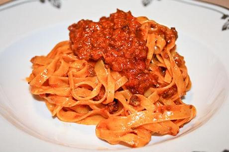 Ragù alla bolognese, vietatissimo sugli spaghetti! bolognese18-580