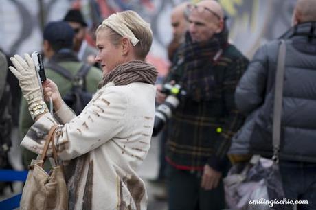 Smilingischic, fashion blog, Faces, Smiles, looks at Pitti 2013, streetstyle, wearing white and brown, leather gloves Faces, smiles, looks at Pitti 2013 #1