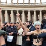 Le attiviste di Femen a seno nudo durante l’Angelus