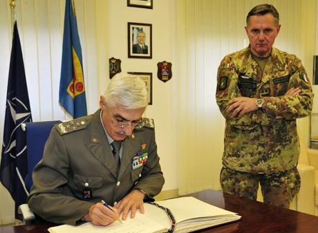 Roma/ SMD. Il Generale Abrate in visita al Comando interforze per le Operazioni delle Forze Speciali Il Gen. Abrate firma il libro degli ospiti del COFS