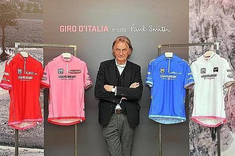 Maglia rosa per il Giro d’Italia 2013 presentata a Milano e dedicata alla memoria di Fiorenzo Magni, il grande campione del ciclismo scomparso di recente. La dedica è all’interno del colletto: autografo e le date 1920-2012. La maglia rosa è ancora prodotta dal Maglificio Santini e disegnata da Paul Smith. Oltre alla firma dello stilista britannico, presente sul colletto delle maglie, sarà presente anche il bordino multi stripe sulla manica sinistra come marchio di fabbrica di Paul Smith.  A Milano presentate la maglia rosa e quelle rossa, blu e bianca  La maglia rosa è come sempre la grande protagonista visto che sarà lei a distinguere in gruppo il leader della classifica generale. Gli altri colori sono il rosso (classifica a punti), il blu (scalatori) e bianca (miglior giovane). Perché Rcs Sport ha scelto Paul Smith per disegnare la maglia rosa? “Essendo io stesso, ormai da molti anni, un grandissimo appassionato di ciclismo, è stato per me un assoluto privilegio ricevere questo invito a disegnare le maglie del Giro d’Italia”, ha spiegato lo stilista britannico che documenta sul suo blog la passione per i pedali.  All’interno del colletto della maglia rosa la dedica a Fiorenzo Magni  Maglia rosa con molti elementi rossi di contorno: l’orlo della manica destra, l’outline laterale del pannello frontale e il bordo inferiore oltre l’interno del colletto con la firma di Magni. Ovviamente una scelta dovuta all’inserimento nel design del main sponsor Balocco che negli anni scorsi abbiamo visto sulla maglia rosa away della Juventus. Per quanto riguarda le altre maglie del Giro d’Italia 2013 da segnalare ancora il rosso al posto del tradizionale ciclamino per la classifica generale e il blu al posto del verde per il leader degli scalatori. La domanda è la stessa del 2012: perché cambiare?