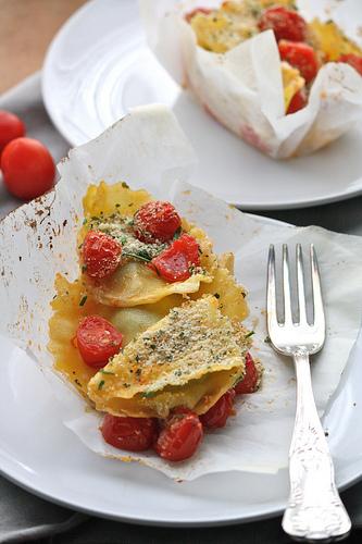 Gran Panzerotti Ricotta, Spinaci e scorza di limone al cartoccio con pomodorini e pangrattato alle erbe aromatiche IMG_4970