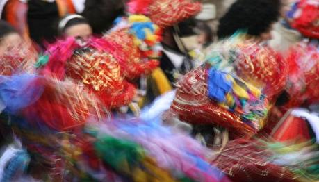 Carnevale: un evento colorato anche dove regna il bianco della neve. Sulle Alpi