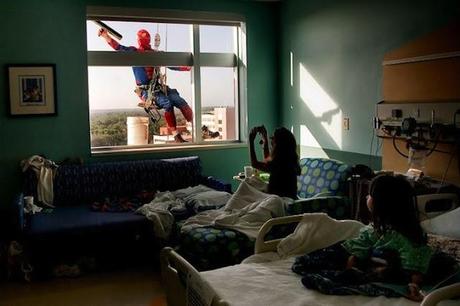 spiderman-lavavetri-per-bambini-ospedale-01-terapixel.jpg