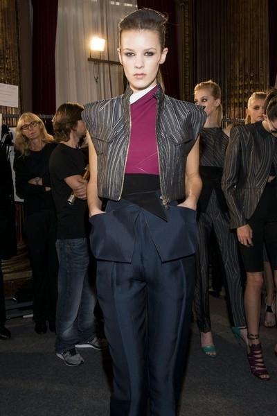 UN DETTAGLIO DI RILIEVO DELLA P/E 2013: LE TASCHE Rouland Mouret P/E 2013