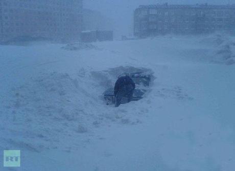 RUSSIA: CASE, AUTO E STRADE SCOMPARSE SOTTO LA NEVE