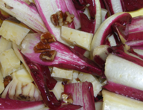 Insalata di radicchio, noci e Montasio Insalata di radicchio, noci e Montasio
