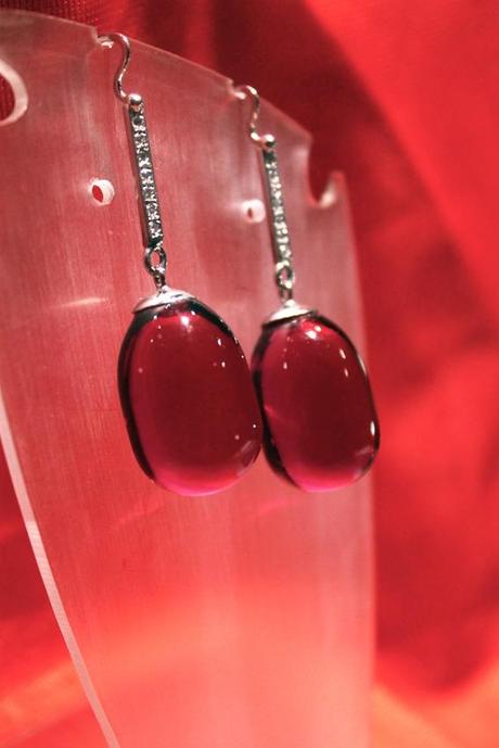 IL MEDIOEVO MODERNO: IL LABORATORIO DI LEO ORAFO. Orecchini in oro bianco rubelite rossa e brillanti.