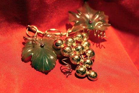 Grappolo d'uva IL MEDIOEVO MODERNO: IL LABORATORIO DI LEO ORAFO.