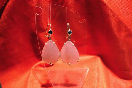 IL MEDIOEVO MODERNO: IL LABORATORIO DI LEO ORAFO. Orecchini in oro giallo, pietra dura preziosa e zaffiro.