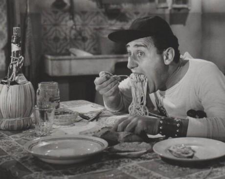 Vi immaginate Sordi che mangia gli spaghetti con il cucchiaio? Impossibile!