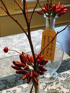 Decorazione con bacche di Rosa e peperoncini piccanti.. Decorazione con bacche di Rosa e peperoncini piccanti..