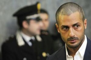 Fabrizio Corona si costituisce a Lisbona, il video, la notizia arriva da Facebook