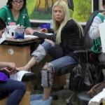 L’attrice Tara Reid “contorsionista” mentre fa pedicure e manicure