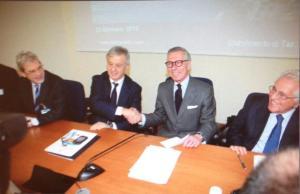 Estremismo al governo. Clini a Taranto: “Se la legge è bocciata non c’è piano B, non si risana fermando gli impianti” I magistrati non cedono BBSuNqoCQAAd905 (1)