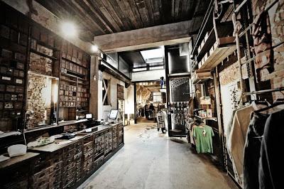 Giovane, carina e disoccupata. Giovane, carina e disoccupata.