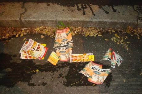 ECCO LA FINE CHE FANNO I VOLANTINI CHE NON INTERESSANO: DAI TERGICRISTALLI FINISCONO REGOLARMENTE IN TERRA! ECCO LA FINE CHE FANNO I VOLANTINI CHE NON INTERESSANO: DAI TERGICRISTALLI FINISCONO REGOLARMENTE IN TERRA!