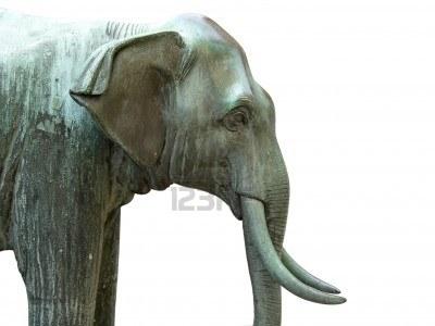 1342880-elefante-verde-statua-in-rame-isolato-su-bianco-vista-laterale