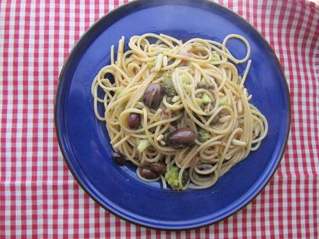 Spaghetti Gluten Free con Broccoli , Acciughe , Capperi e Olive Taggiasche .