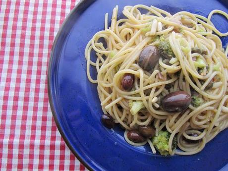 Spaghetti Gluten Free con Broccoli , Acciughe , Capperi e Olive Taggiasche .