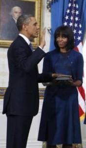 Barack Obama giura sulle bibbie di Lincoln e M. Luther King. E ama la frangetta di Michelle.