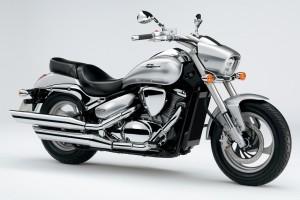 La Suzuki Intruder M800 viene lanciata sul mercato con un kit di borse laterali in cuoio Suzuki Intruder M800 4