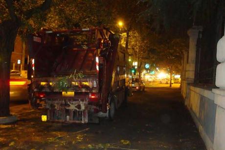 SOSTA SELVATICA, TUTTI SUL MARCIAPIEDE! DAL CAMION DELL'AMA AL FURGONE, FINO ALLA PANDA DI TURNO. E MAI UNA MULTA! CRONACA DI UNA CITTA' ALLO SBANDO... SOSTA SELVATICA, TUTTI SUL MARCIAPIEDE! DAL CAMION DELL'AMA AL FURGONE, FINO ALLA PANDA DI TURNO. E MAI UNA MULTA! CRONACA DI UNA CITTA' ALLO SBANDO...