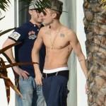 Justin Bieber mostra i suoi addominali ai paparazzi di Miami