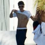Justin Bieber mostra gli addominali (e le mutande) ai paparazzi