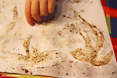 Attività artistiche per bambini: dipingere con tè, caffè... e spezie! - Painting with coffee, tea and spices