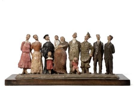 Sculture da ridere - un secolo di caricatura e satira nella scultura italiana - Cleto Tomba, Le belle famiglie, 1949, terracotta dipinta su base in legno, h. 18 cm