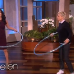 Catherine Zeta-Jones maestra di hula hoop da Ellen DeGeneres