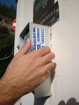 L'ALLEGRA BRIGATA DEI TRASLOCATORI: HANNO INVASO LA CITTA' CON I LORO ADESIVI, NOI GLIELI STACCHIAMO VOLENTIERI L'ALLEGRA BRIGATA DEI TRASLOCATORI: HANNO INVASO LA CITTA' CON I LORO ADESIVI, NOI GLIELI STACCHIAMO VOLENTIERI