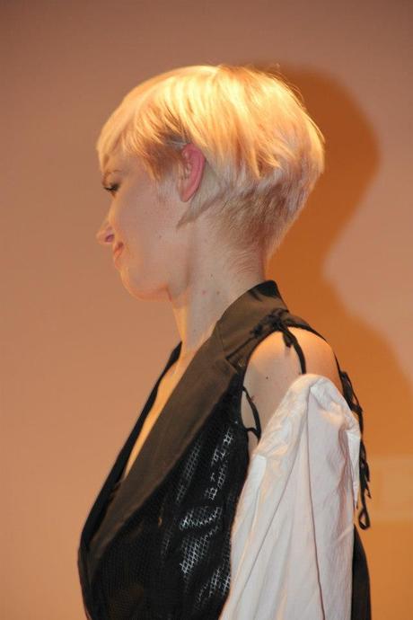 TAGLIO CAPELLI CORTI DI MODA INVERNO 2013 SU UN BIONDO CHIARISSIMO TAGLIO CAPELLI CORTI DI MODA INVERNO 2013 SU UN BIONDO CHIARISSIMO