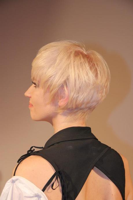 TAGLIO CAPELLI CORTI DI MODA INVERNO 2013 SU UN BIONDO CHIARISSIMO TAGLIO CAPELLI CORTI DI MODA INVERNO 2013 SU UN BIONDO CHIARISSIMO