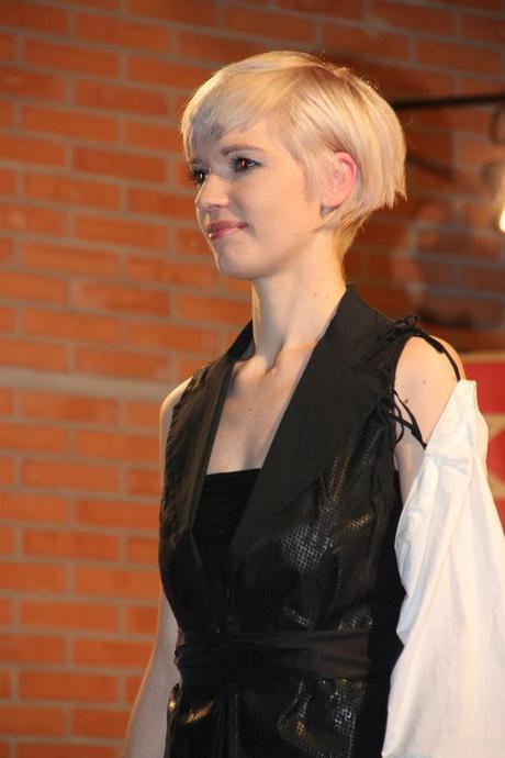TAGLIO CAPELLI CORTI DI MODA INVERNO 2013 SU UN BIONDO CHIARISSIMO TAGLIO CAPELLI CORTI DI MODA INVERNO 2013 SU UN BIONDO CHIARISSIMO