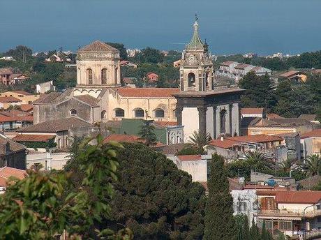 Il pragmatismo delle donne. A Viagrande le tende comunali si lavano in casa