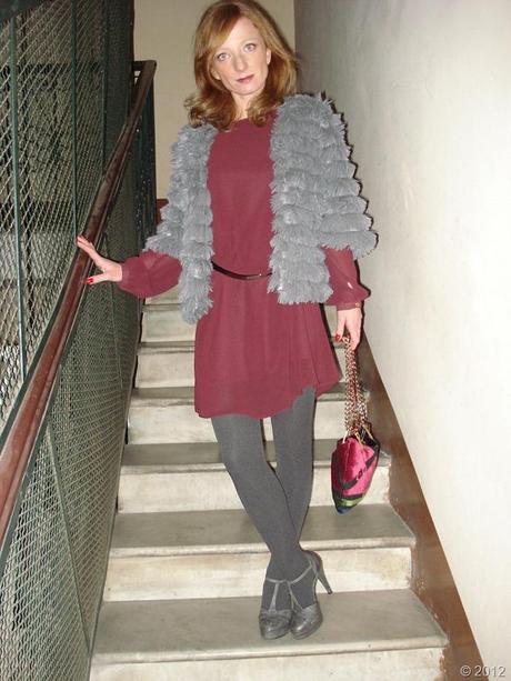 fluffy jacket, burgundy dress, maglia pelliccia, fashion blogger roma, outfit