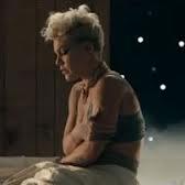 taglio di capelli e colore di P!nk nel video Just Give Me A Reason ft. Nate Ruess taglio di capelli e colore di P!nk nel video Just Give Me A Reason ft. Nate Ruess