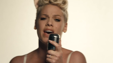 taglio di capelli e colore di P!nk nel video Just Give Me A Reason ft. Nate Ruess taglio di capelli e colore di P!nk nel video Just Give Me A Reason ft. Nate Ruess
