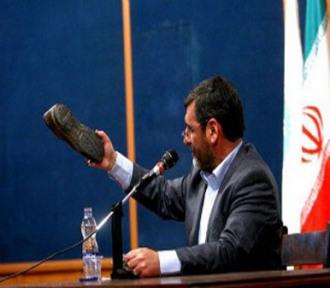 scarpa addosso ad ahmadinejad in Egitto